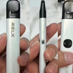 資深玩家手持 RELX 白色電子煙主機的真實特寫圖，展示其鋁合金機身與 Feelm 陶瓷霧化芯的質感細節，用於與 LANA 電子煙進行口感對比。