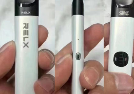 資深玩家手持 RELX 白色電子煙主機的真實特寫圖，展示其鋁合金機身與 Feelm 陶瓷霧化芯的質感細節，用於與 LANA 電子煙進行口感對比。