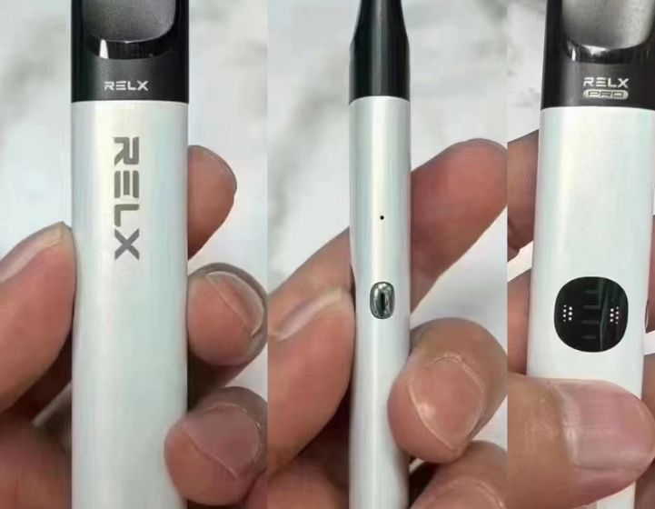 資深玩家手持 RELX 白色電子煙主機的真實特寫圖，展示其鋁合金機身與 Feelm 陶瓷霧化芯的質感細節，用於與 LANA 電子煙進行口感對比。