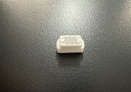 高精度網格霧化芯（Mesh Coil）結構特寫，展現其微細發熱網格與高導油棉的精密結合，這是定義口感層次與還原度的核心技術。