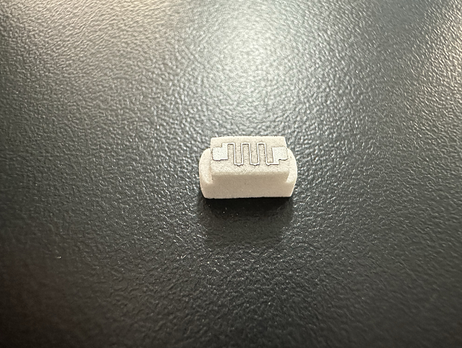 高精度網格霧化芯（Mesh Coil）結構特寫，展現其微細發熱網格與高導油棉的精密結合，這是定義口感層次與還原度的核心技術。