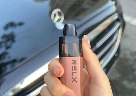 手持 RELX 電子煙白桃烏龍口味的實拍展示與生活質感紀錄