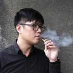 一名男子在靜謐氛圍中沉浸於霧化帶來的細膩層次，這是一場關於風味與心境交融的感官敘事。