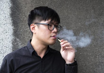 一名男子在靜謐氛圍中沉浸於霧化帶來的細膩層次，這是一場關於風味與心境交融的感官敘事。