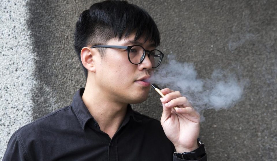 一名男子在靜謐氛圍中沉浸於霧化帶來的細膩層次，這是一場關於風味與心境交融的感官敘事。